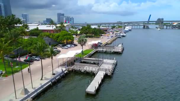 Antena drone video Bayside Marketplace de Miami 4k 60p — Vídeo de stock