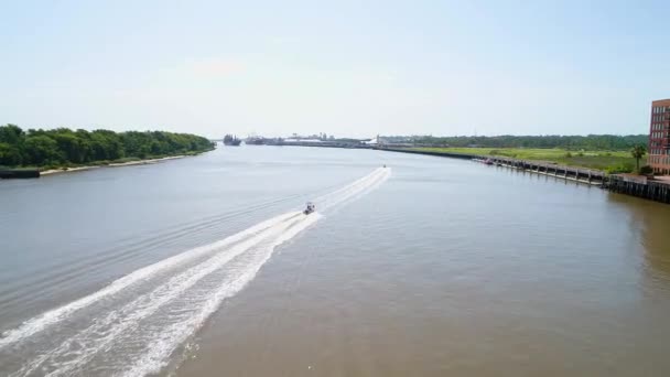 Luchtfoto video boten in de Savannah rivier 4k — Stockvideo