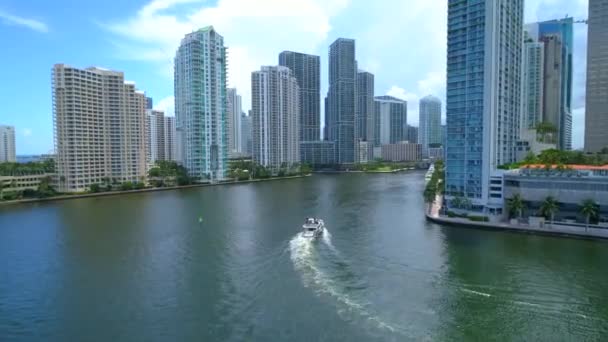 Στο κέντρο της πόλης Miami Brickell Key και στον ποταμό Μαϊάμι 4k 60p — Αρχείο Βίντεο