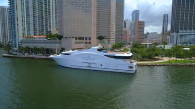  Seafair yat Downtown Miami 4k 60p