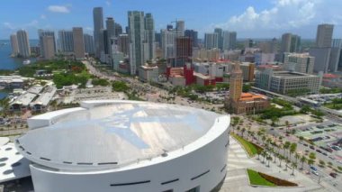 American Airlines Arena üzerinde uçan 