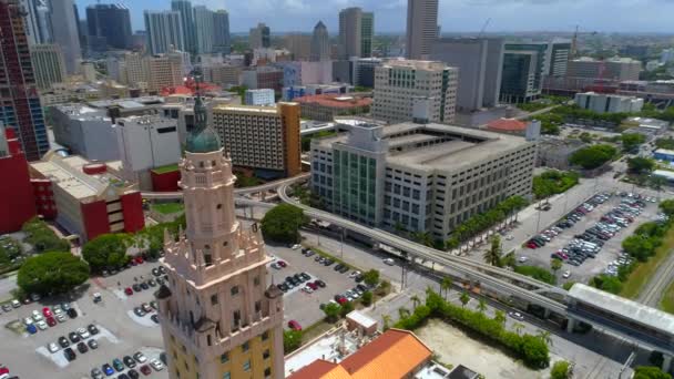 Miami Freedom Tower modo holofote rastreamento ativo — Vídeo de Stock