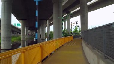 Stok video Milers Nehri kıyı yolu sanat 4k