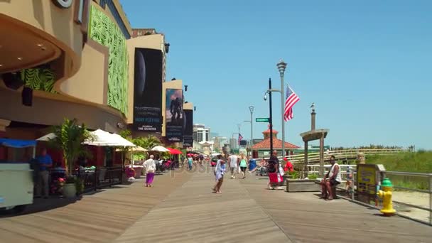 Wandelen op de promenade van Atlantic City — Stockvideo