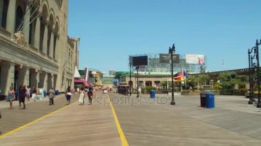 Bisikletçileri pov Atlantic City boardwalk 4k video