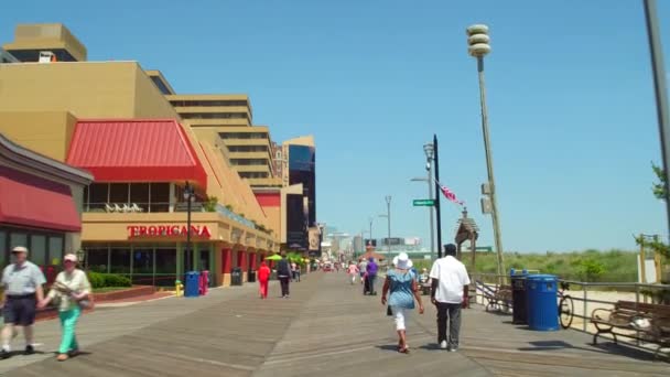 Fietsen op de Atlantic City Boardwalk fpv — Stockvideo