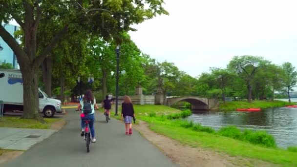 Ciclismo en el Charles River Esplanade Boston 4k video — Vídeo de stock