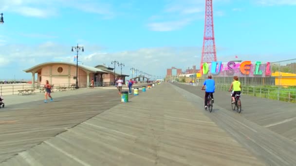 Coney Island New York 4 k üzerinde bisiklet — Stok video
