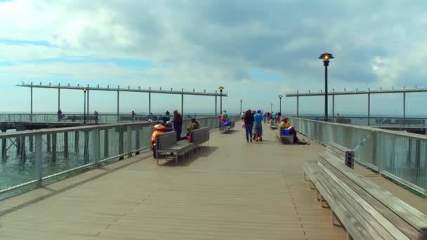 Pesca en el muelle de Coney Island 4k — Vídeo de stock