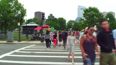 Boston Common için karşıdan karşıya geçerken insanlar