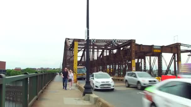 骑自行车在查尔斯镇桥波士顿 — 图库视频影像