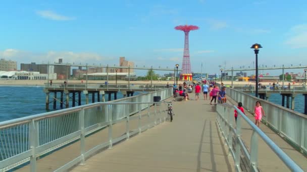 Panoramowanie strzał Coney Island w Nowym Jorku — Wideo stockowe