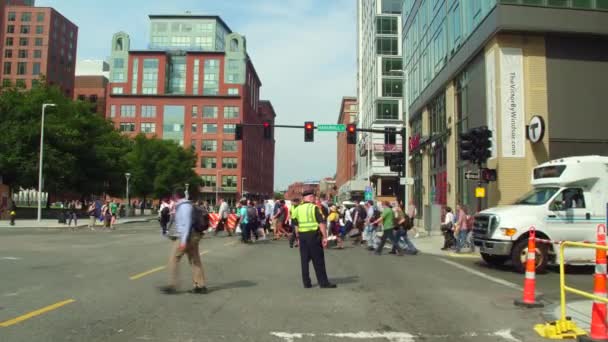 보스턴에 트래픽을 지시 하는 경찰 — 비디오