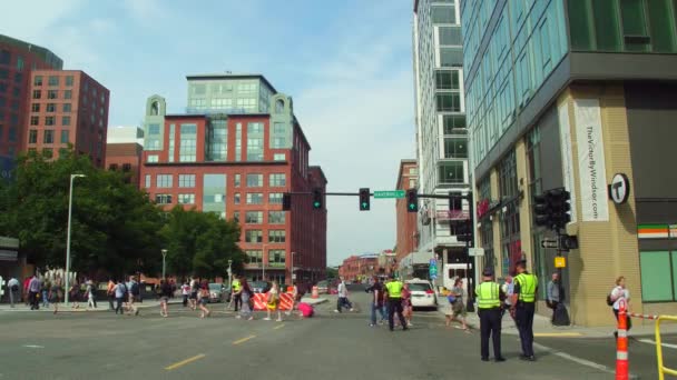 Policiais dirigem tráfego em Boston — Vídeo de Stock