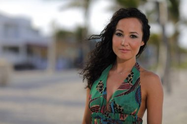 Görüntü bulanık bir arka plan üzerinde güzel bir esmer