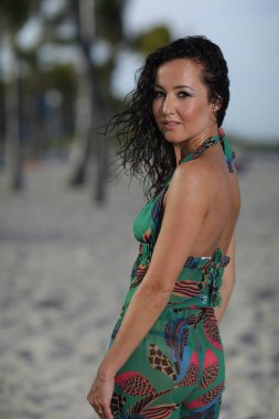 Kadın psing ile omuz bakışta üzerinde