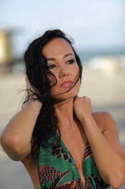 Çekici genç esmer saçlı yüzüne üfleme