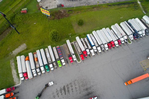 Imagen aérea de camiones en una parada de combustible — Foto de Stock