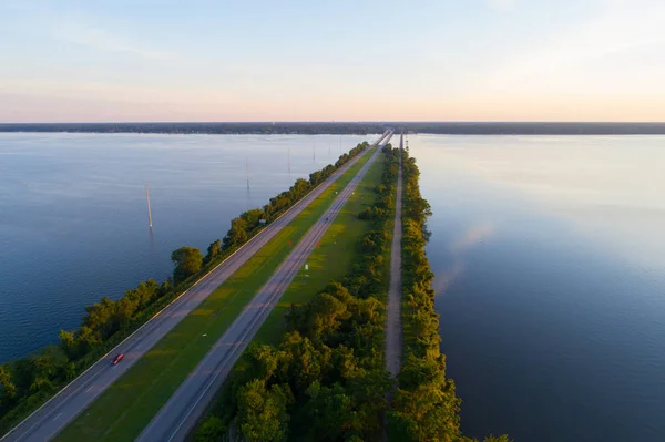 Lago aéreo al atardecer con una carretera —  Fotos de Stock