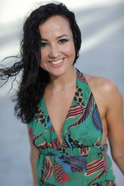 gülümseyen ve diş gösteren kadın