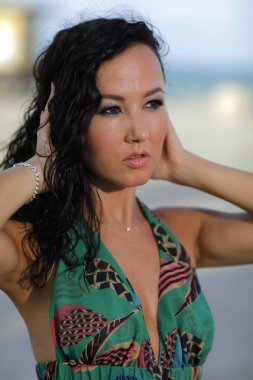 Baş uzakta kameradan arıyorum ellerinde kadınla