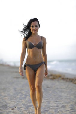 Kumsalda ıslak kadın bikini modeli