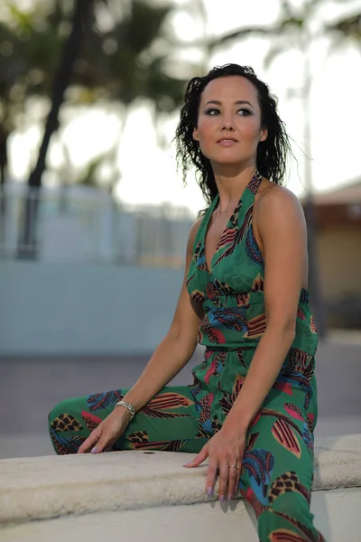 Mulher sentado e olhando para longe da câmera floral pat — Fotografia de Stock