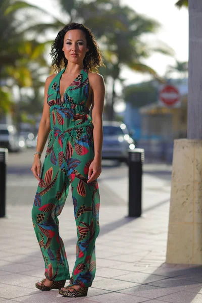 Mulher em um vestido tropical — Fotografia de Stock