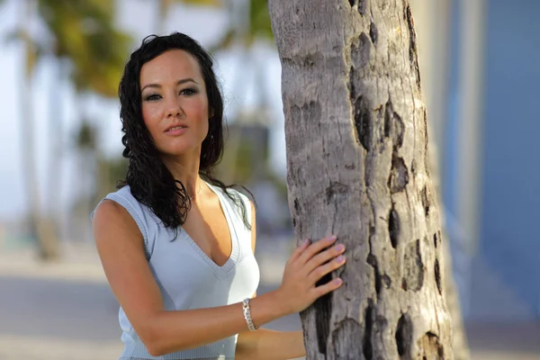 Mulher bonita posando em uma cena tropical de Miami — Fotografia de Stock