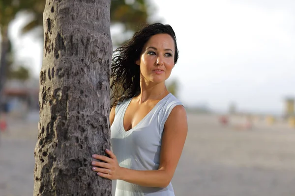 Frau posiert vor einer tropischen Palme — Stockfoto