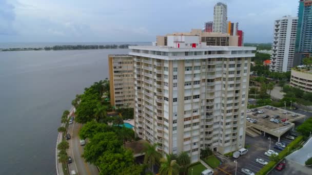 Brickell Bay Drive flatgebouwen — Stockvideo