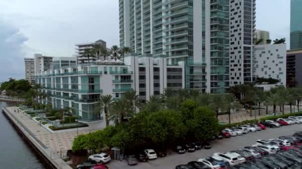 Jade Condominium pool dek luchtfoto video 4k — Stockvideo