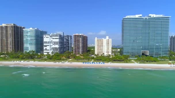 Voo aéreo lateral Bal Harbour drone shot — Vídeo de Stock