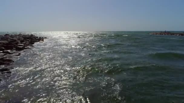 Luchtfoto of boot pov Oceaan inlaat — Stockvideo