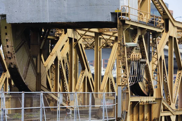 Industriebahn zieht Brücke — Stockfoto