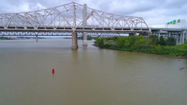 Ohio Nehri Köprüsü'nün altında uçan uçak
