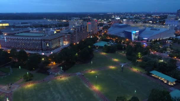 Aerial drone video Georgia Aquarium por la noche 4k — Vídeo de stock