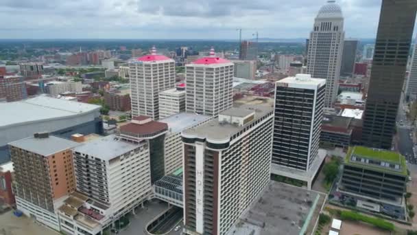 Imágenes aéreas del dron Downtown Louisville KY — Vídeos de Stock