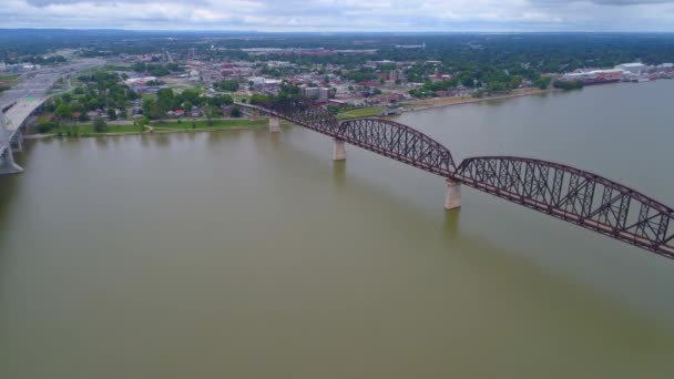 Аэровидео Big Four Bridge Louisville KY 4k — стоковое видео