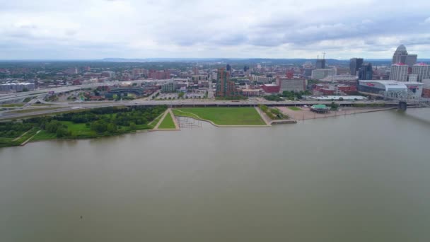 Luftbildvideo Louisville Waterfront Park — Stockvideo