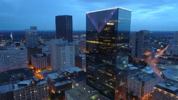 Drone rooftop flyover at night Atlanta GA — Stock Video