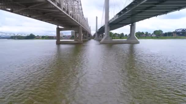 Jfk Denkmal und Abraham Lincoln Brücken ohio Fluss — Stockvideo