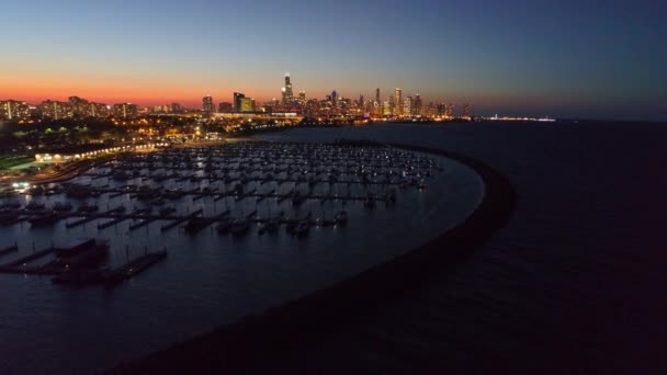 Antenn drönare video Downtown Chicago på natten — Stockvideo