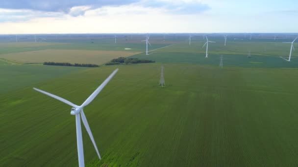 Wind energie boerderij draaiende turbines 4k 60p — Stockvideo