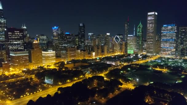 Антена drone відео центр міста Чикаго вночі — стокове відео