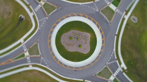 Spinning over a traffic circle — Stock Video