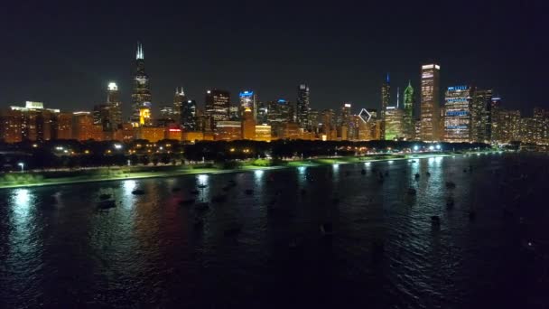 Downtown Chicago luchtfoto 's nachts drone video 4k — Stockvideo