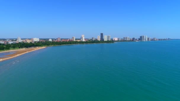 Estabelecendo tiro de Chicago Evanston Beach drone — Vídeo de Stock