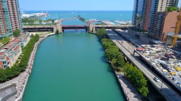 Impulsión de la orilla del lago de antena Chicago Navy Pier — Vídeo de stock