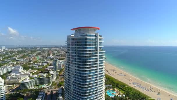 Luchtfoto tot oprichting van het schot van Continuum Miami Beach 4k 60p — Stockvideo